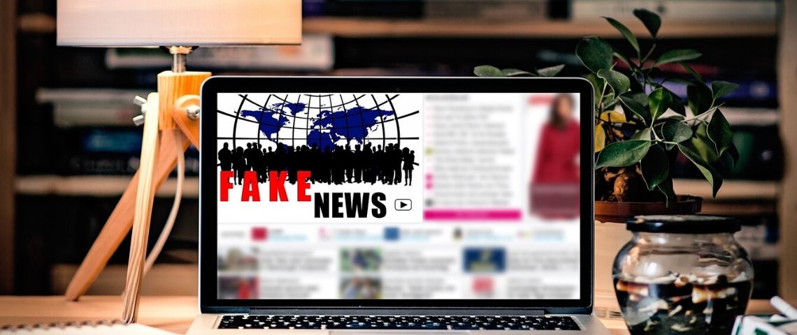 Facebook et l’Ecolé Supérieure de Journalisme de Lille s’associe pour créer une chaire de rechercher en éducation aux médias et à l’information Ordinateur avec à l'écran l'inscription Fake News