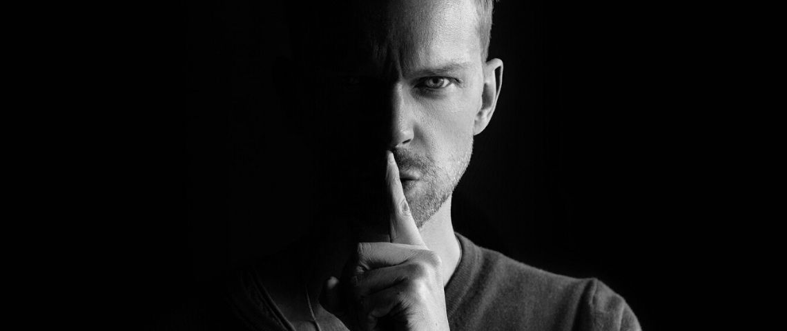 L’Express lance, avec l’aide de Jam, « Ça reste entre nous », le premier chatbot consacré aux confidentiels politiques Homme faisant Chut