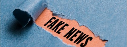 Sur Twitter, les fake news vont être labélisées une feuille bleue déchirée qui révèle le mot fake news