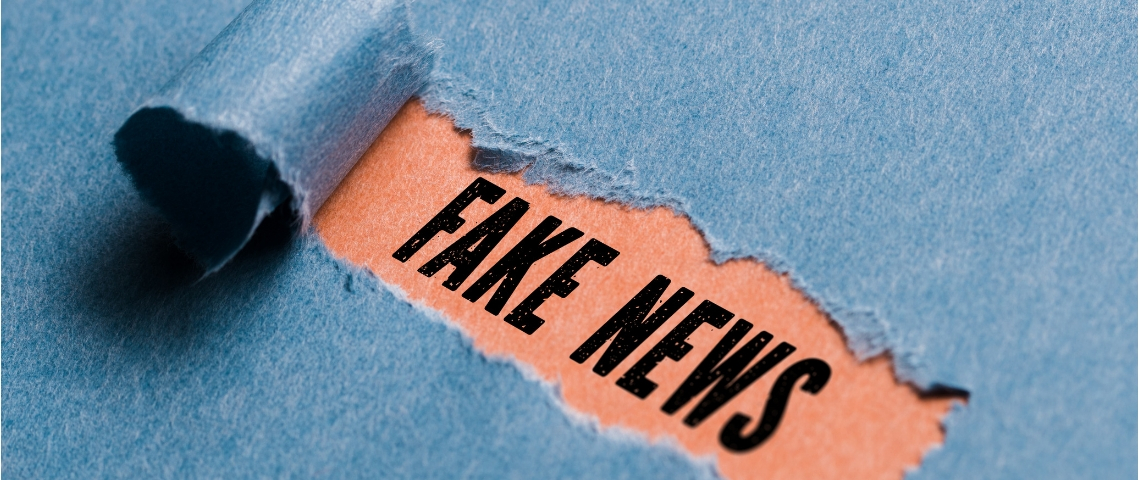 Sur Twitter, les fake news vont être labélisées une feuille bleue déchirée qui révèle le mot fake news