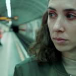 une femme aux yeux rougis dans le métro