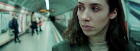 Ce film d’horreur sur les réseaux sociaux devrait vous faire arrêter Tinder pour un moment une femme aux yeux rougis dans le métro