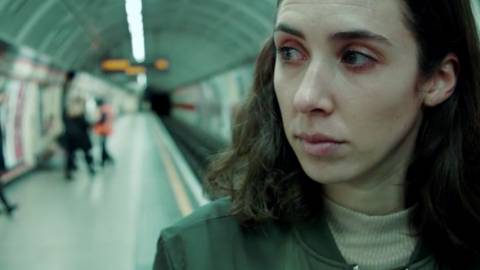 une femme aux yeux rougis dans le métro