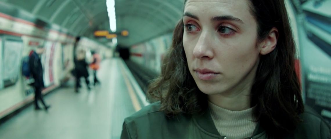 Ce film d’horreur sur les réseaux sociaux devrait vous faire arrêter Tinder pour un moment une femme aux yeux rougis dans le métro
