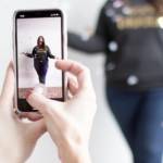 une fille prend une fille en vidéo avec des paillettes qui tombent