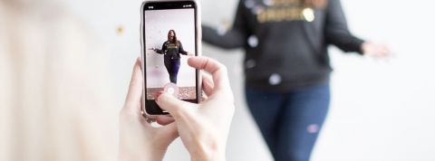 Marques : comment se lancer sur TikTok en 4 leçons une fille prend une fille en vidéo avec des paillettes qui tombent