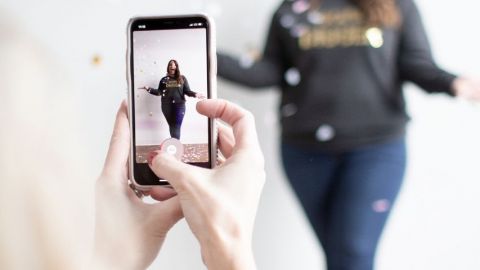 une fille prend une fille en vidéo avec des paillettes qui tombent