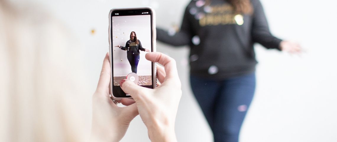Marques : comment se lancer sur TikTok en 4 leçons une fille prend une fille en vidéo avec des paillettes qui tombent