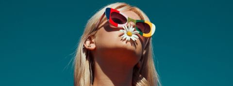 L'industrie peut aussi aider à régénérer la planète une jeune fille qui à une fleur dans la bouche