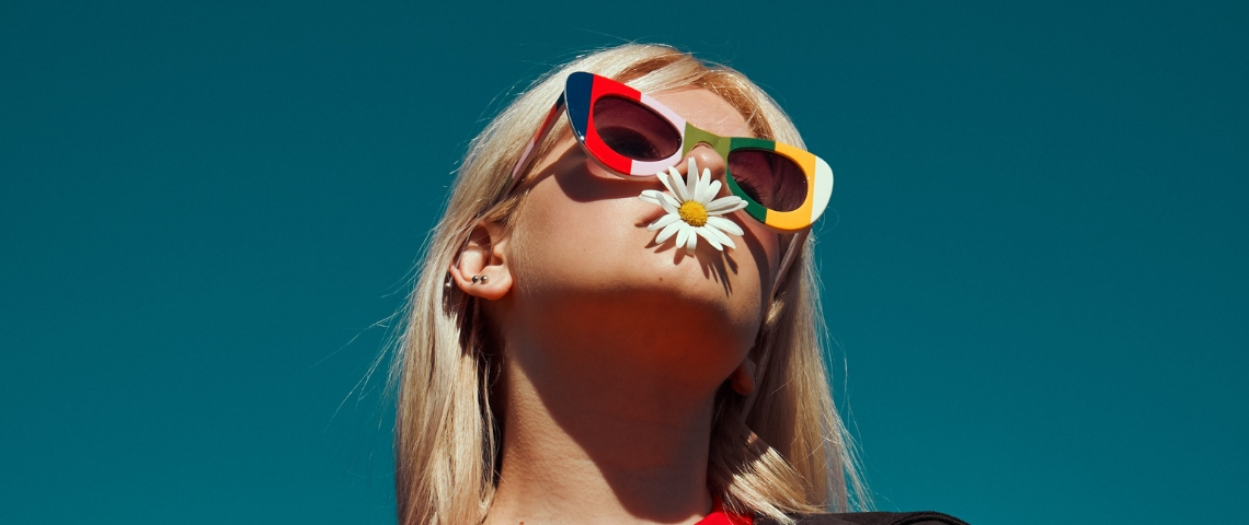 L'industrie peut aussi aider à régénérer la planète une jeune fille qui à une fleur dans la bouche