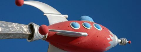 Astra, la start-up qui veut devenir le FedEx de l'espace une fusée rouge sur ciel bleue