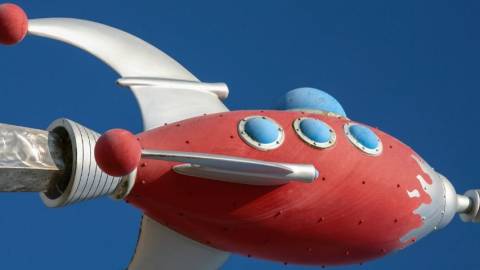 une fusée rouge sur ciel bleue