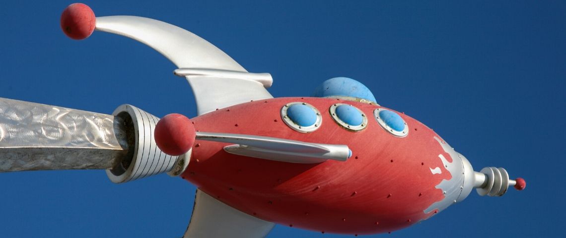 Astra, la start-up qui veut devenir le FedEx de l'espace une fusée rouge sur ciel bleue
