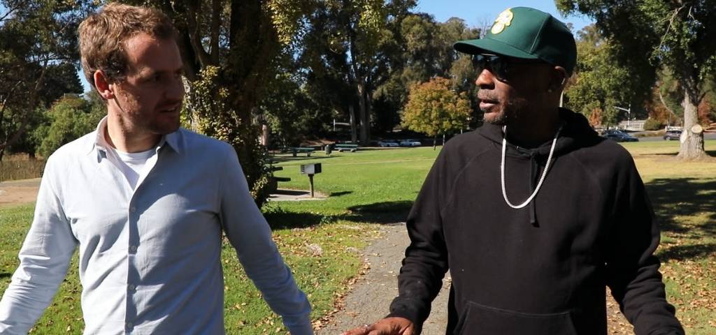 l'émission d'Envoyé Spécial a-t-elle été critiqué à tord ? le journaliste Tristan Waleckx marche à côté du jardinier américain Dewayne Johnson