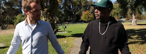 l'émission d'Envoyé Spécial a-t-elle été critiqué à tord ? le journaliste Tristan Waleckx marche à côté du jardinier américain Dewayne Johnson