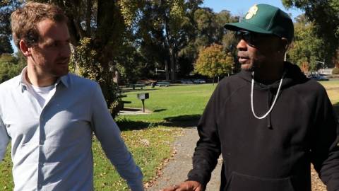 le journaliste Tristan Waleckx marche à côté du jardinier américain Dewayne Johnson