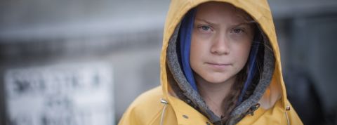 Greta Thunberg, star d'une série de documentaire une jeune fille en imperméable jaune qui fixe la caméra