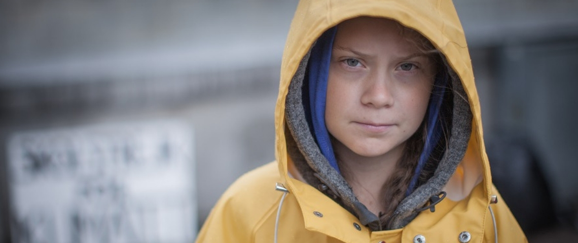 Greta Thunberg, star d'une série de documentaire une jeune fille en imperméable jaune qui fixe la caméra