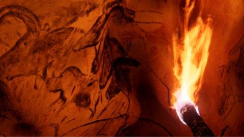 un mur de grotte avec des peintures