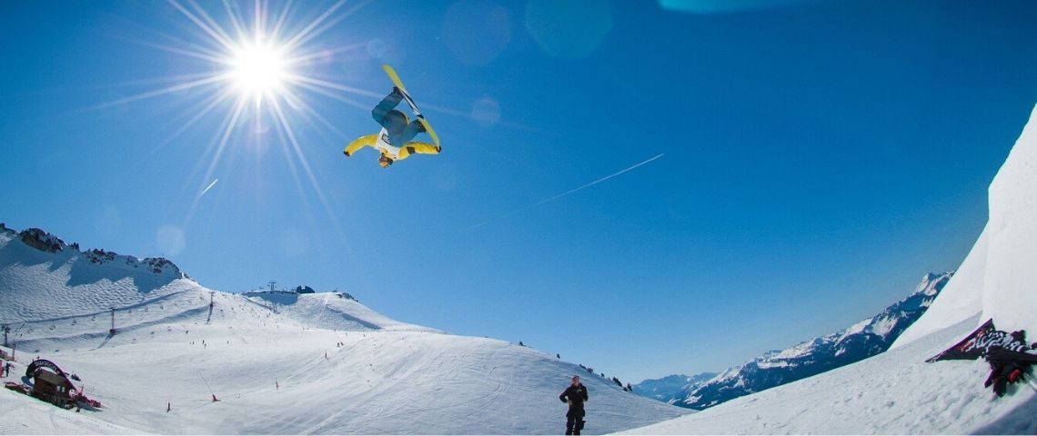 Le Groupe Rossignol présente ses priorités environnementales et sociétales pour 2020 avec son programme - Respect - Personne faisant un saut en surf des neiges