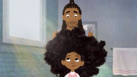 un père afro-américain tente de coiffer les cheveux de sa fille