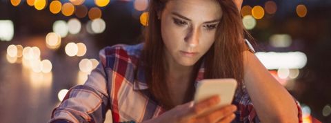 Une femme qui regarde son smartphone