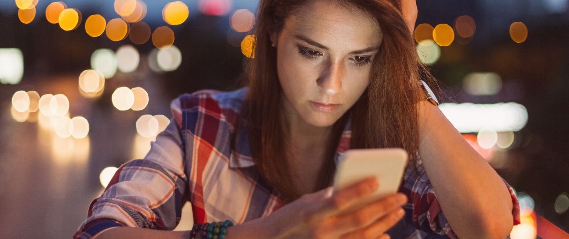 Une femme qui regarde son smartphone