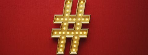 Que font les dircoms sur Twitter ? Un hashtag doré sur un fond rouge