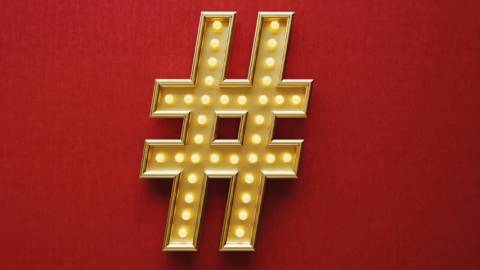 Que font les dircoms sur Twitter ? Un hashtag doré sur un fond rouge
