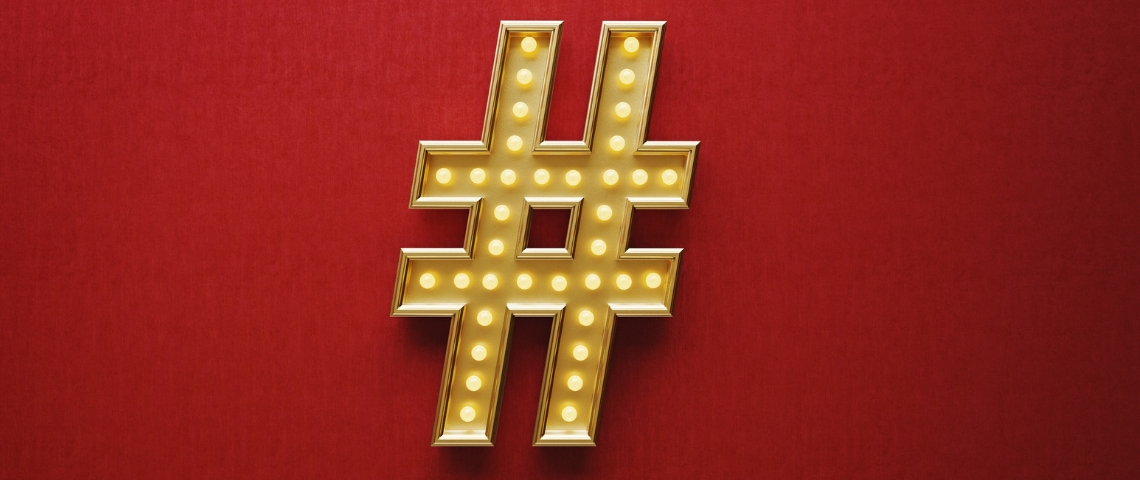 Que font les dircoms sur Twitter ? Un hashtag doré sur un fond rouge