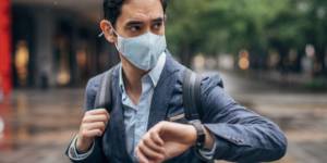 un homme en costume porte un masque