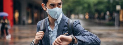 Sur Instagram, des influenceurs rendent le coronavirus « sexy » un homme en costume porte un masque