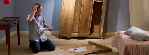 Quelle est la nouvelle stratégie d'IKEA ? Un homme en train de monter une armoire bancale