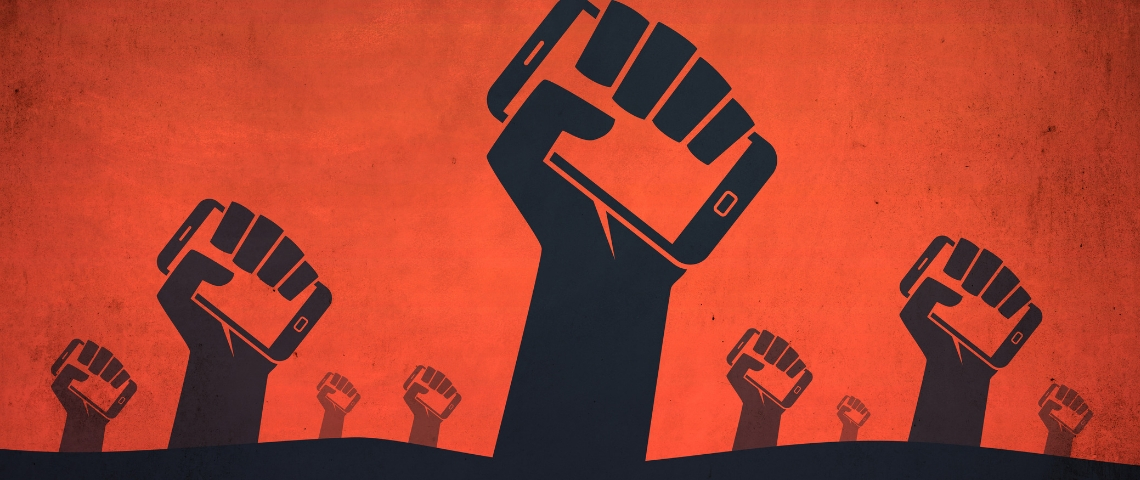 la guerre de l'information a commencé Une affiche de propagande montrant des mains tenants des portables