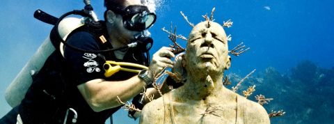 Cet artiste crée des musées sous-marins pour préserver la biodiversité des océans un plongeur sculpte sous l'eau