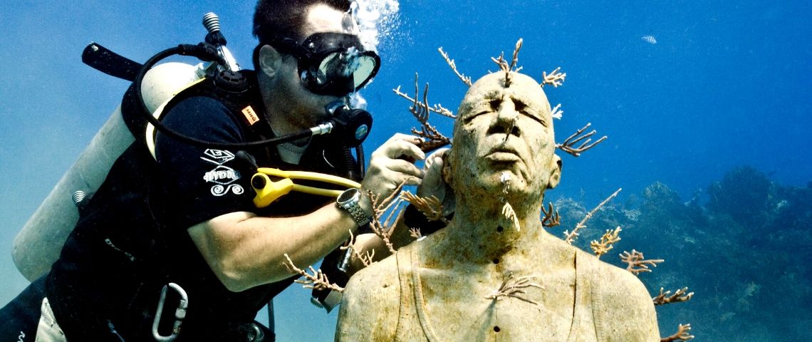 Cet artiste crée des musées sous-marins pour préserver la biodiversité des océans un plongeur sculpte sous l'eau