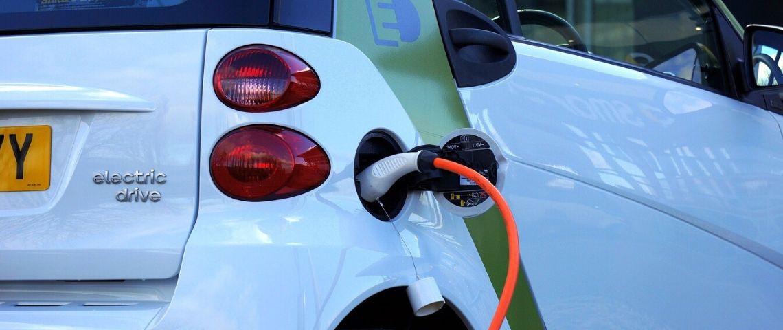 Kapten, plateformes de VTC, annonce le lancement d’une nouvelle offre pour tous ses clients d’Ile de France : la Gamme Électrique composée de 600 véhicules Voiture électrique en charge