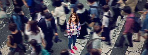 Ligue du LOL: l'histoire d'un emballement Une jeune fille entouré par la foule regarde une caméra