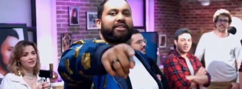 Le Live dans la tourmente Un présentateur pointe du doigt la caméra