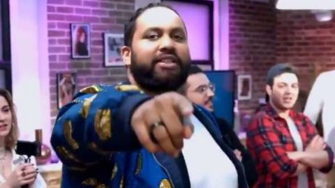 Un présentateur pointe du doigt la caméra