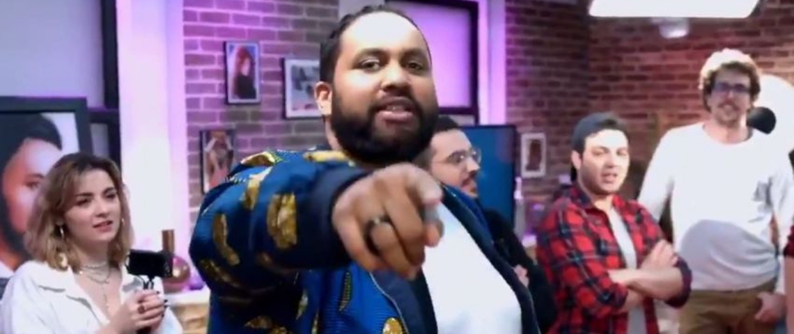 Le Live dans la tourmente Un présentateur pointe du doigt la caméra