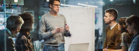 Comment les nazis ont inspiré le management moderne ? Des gens en train de parler dans un bureau