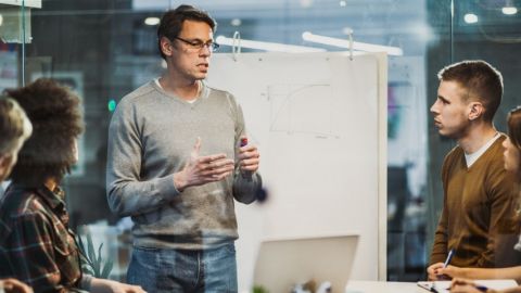Des gens en train de parler dans un bureau