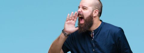 Les masculinistes sont de plus en plus misogynes et violents sur Internet Un homme qui crie sur un fond bleu