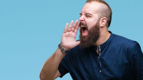 Un homme qui crie sur un fond bleu