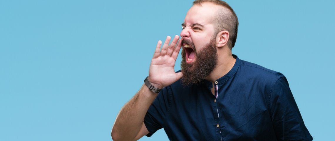 Les masculinistes sont de plus en plus misogynes et violents sur Internet Un homme qui crie sur un fond bleu