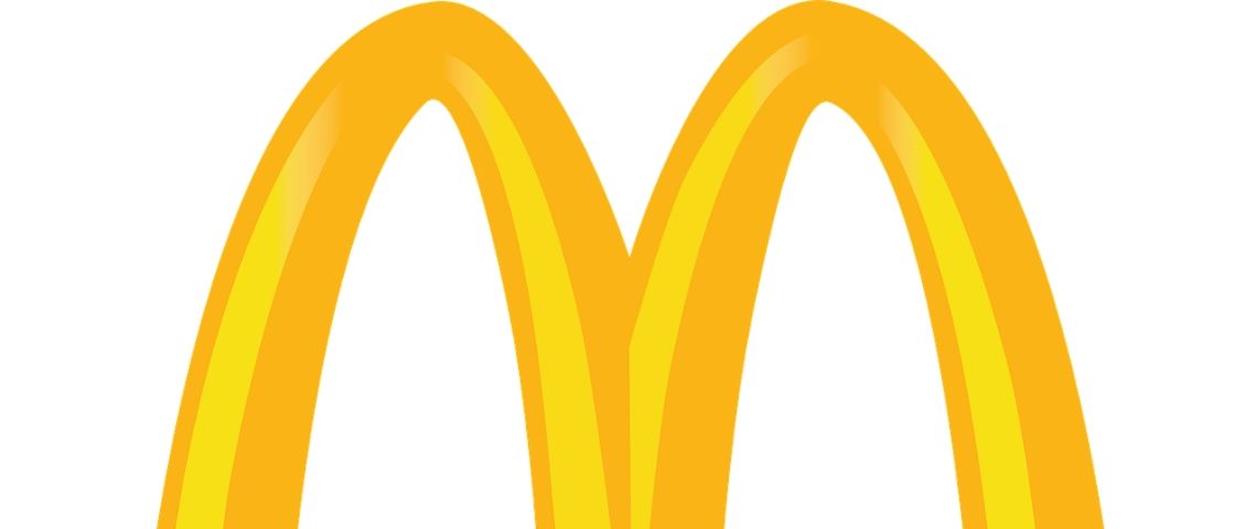 A l’occasion des 50 ans de son célèbre sandwich, Mcdonald’s propose des objets d’ambiance parfum royal cheese Logo McDonalds