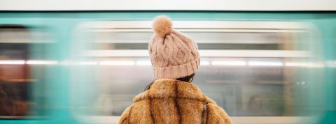 Quand La RATP fait de Châtelet - Les Halles un labo de l’intelligence artificielle une fille en manteau de fourrure de dos face à un métro