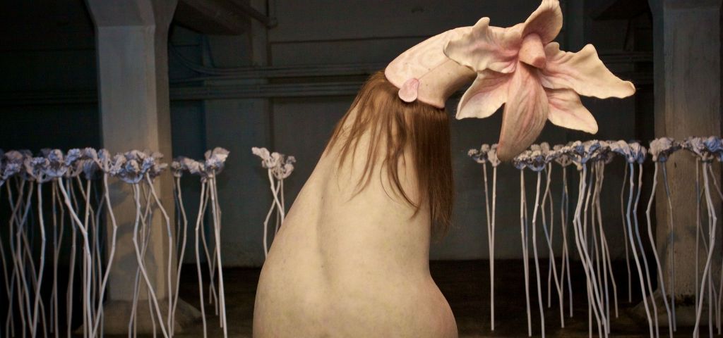 Les fleurs chimérique de Patricia Pccinini une fleur hybride faite de chairs et de cheveux