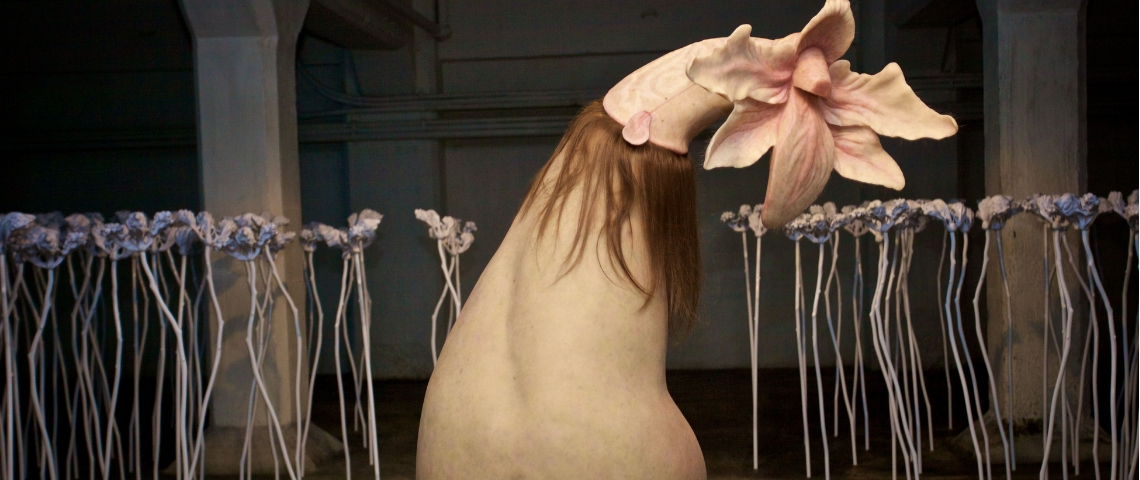 Les fleurs chimérique de Patricia Pccinini une fleur hybride faite de chairs et de cheveux